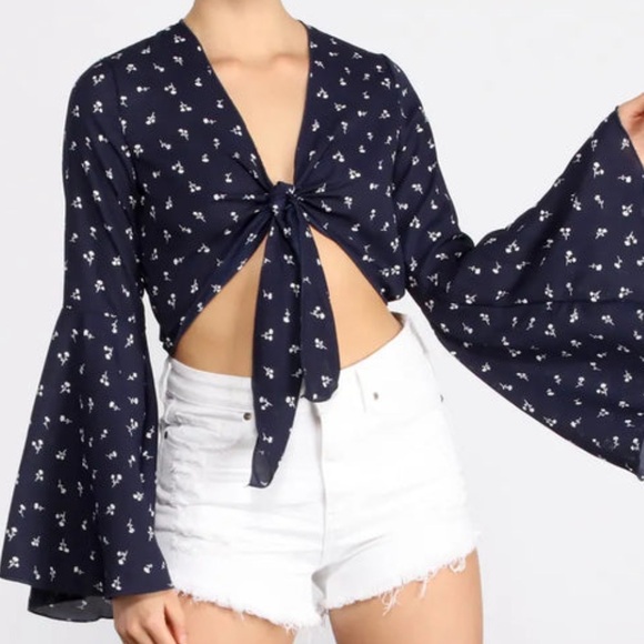 💙🤍 Windsor Sweet Floral Bell Sleeve Top 🤍💙 - Picture 4 of 4